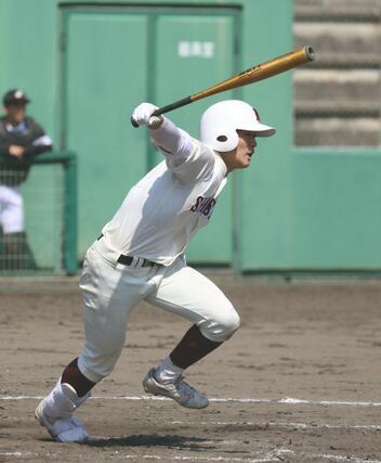 新潟商－新発田　４回２死３塁、新潟商の二瓶春真が適時打を放ち、７－３＝２日、新発田市五十公野公園野球場