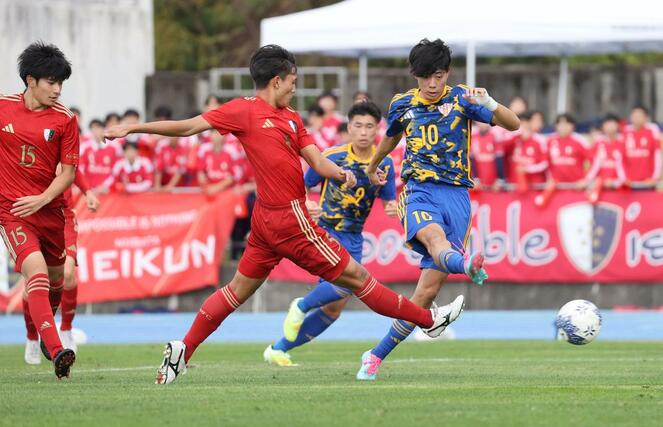 準決勝　開志学園ＪＳＣ－新潟明訓　前半、攻め込む開志学園ＪＳＣのＭＦ八田光琉＝新発田市五十公野公園陸上競技場