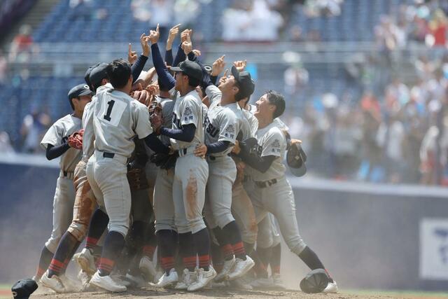 優勝して喜ぶ中越ナイン＝エコスタ