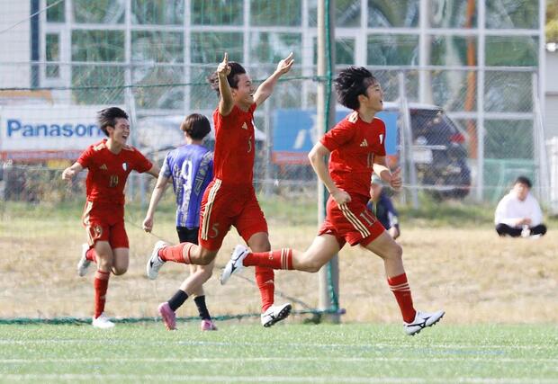 準々決勝　日本文理－新潟明訓　延長前半７分、ＦＫからの先制点を喜ぶ新潟明訓のＭＦ鈴木快空（１１）ら＝２５日　聖籠町の新潟聖籠スポーツセンター