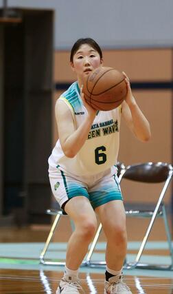 バスケ女子決勝　新潟産大付－開志国際　第２クオーター、３点シュートを狙う新潟産大付の山川心美＝リージョンプラザ上越