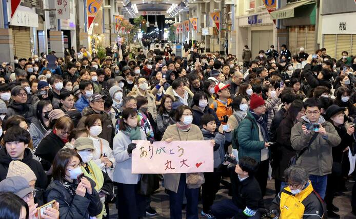 閉店の瞬間を見届けようと詰めかけた大勢の客ら。スマートフォンで撮影する姿も目立った＝１月２６日午後７時過ぎ、新潟市中央区