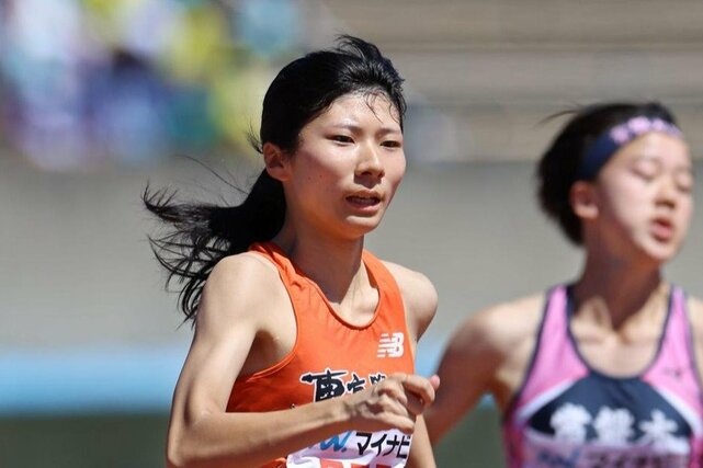 女子２００メートル決勝　２３秒８２で優勝した秋澤理沙（東京学館）＝福岡市