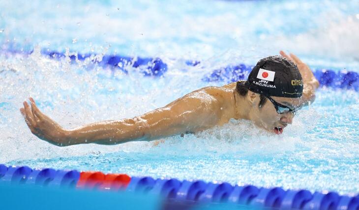 100メートルバタフライ予選 全体15位で準決勝に進んだ水沼尚輝=8月2日、パリ郊外(本社写真映像部・新井田悠)