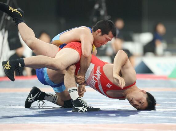 技をかけられ相手にポイントを奪われる本名一晟（右・赤）＝東京体育館