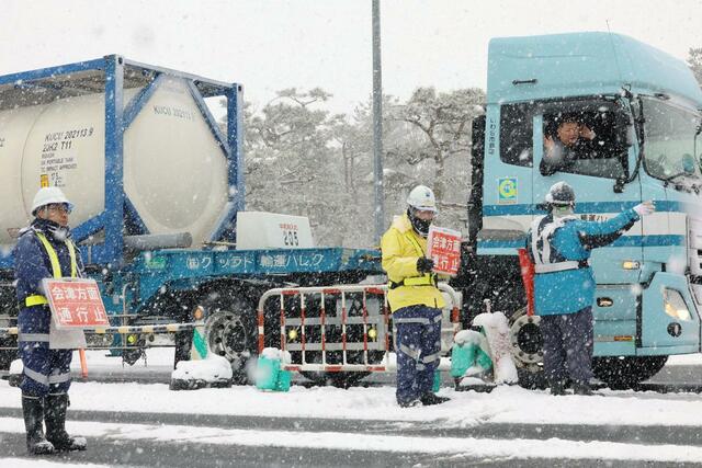 大雪の影響で通行止めとなった磐越道の安田IC=2月5日、阿賀野市