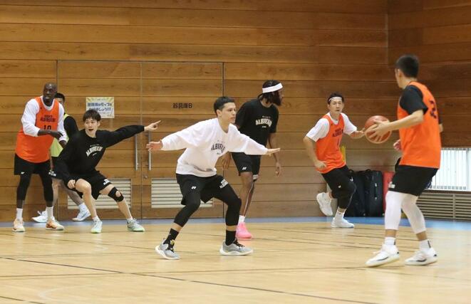 アウェー東京Ｚ戦に向け練習する新潟の選手ら＝１０月３０日、長岡市の中之島体育館