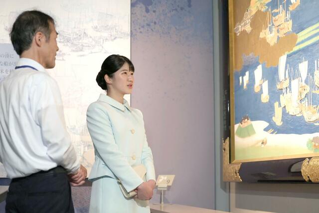 新潟市歴史博物館みなとぴあを視察される天皇、皇后両陛下の長女愛子さま＝７日、新潟市中央区