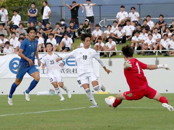 阪南大－新潟医福大　後半、ゴール前に仕掛けるＭＦ松本天夢（右から２人目）＝いわスタ