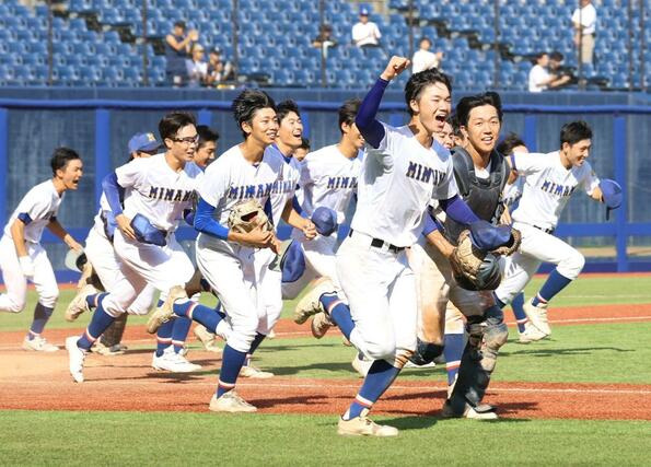 新発田南－十日町　右手を挙げて勝利を喜ぶ小林佑（手前）ら新発田南ナイン＝エコスタ