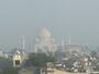 大気汚染でかすんだ世界遺産タージマハル=2024年11月26日、インド・アグラ(共同)