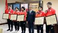 県スポーツ賞を受賞した東京デフリンピックのメダリストたち＝２日、県庁