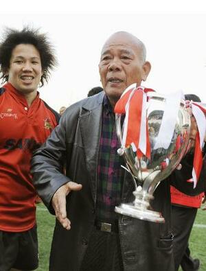 　２００８年、ラグビーの日本選手権で三洋電機（現埼玉）が初優勝し、感無量の表情の宮地克実元監督（右）＝秩父宮