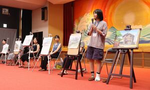 スケッチ合宿で描いた絵を紹介する東京芸大の大学院生=出雲崎町米田