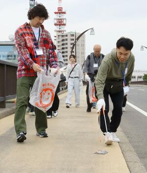 ごみ拾いを通じて学生と社会人が親睦を深めた「ニイガタブランチング」=24日、新潟市中央区