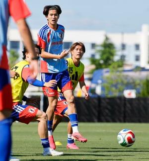 チュニジア戦に向け調整する(右から)小川、後藤=ナッシュビル近郊(共同)