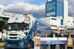 ネスレ日本と自動運転トラックの技術開発ベンチャー「T2」の関係者=10日午後、兵庫県姫路市
