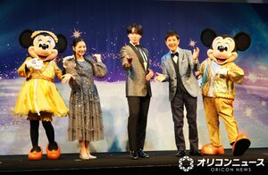 「日本公演40周年記念 ディズニー・オン・アイスLet’s Party」 記者発表会に登壇した（左から）ミニー、関根麻里、宮舘涼太、関根勤、ミッキー （C）ORICON NewS inc.