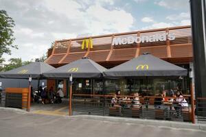 ウクライナの首都キーウ近郊ブロバリにあるマクドナルドの店舗=8月(共同)