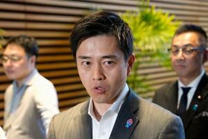 高市首相と会談後、記者団の取材に応じる日本維新の会の吉村代表。右奥は遠藤国対委員長=22日午後、首相官邸