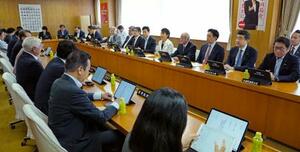 自民党本部で開かれた総務会=16日午前、東京・永田町