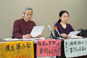 柏崎刈羽原発を再稼働しないよう訴える「原発避難者の会」のメンバー=12日、県庁