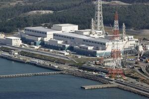 新潟県の東京電力柏崎刈羽原発の(左から)5、6、7号機=7日(共同通信社機から)