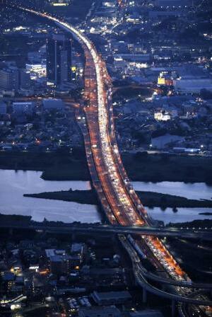 お盆休み最終日、東京方面(手前)へ向かう車で混雑する東名高速道路・海老名ジャンクション付近=17日、神奈川県海老名市(共同通信社ヘリから)