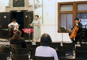 懐かしの歌謡曲を披露した「高田まちかどフェスティバル２０２５」＝上越市本町３