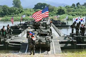 　２７日、韓国京畿道驪州市で行われた米韓合同渡河訓練（共同）