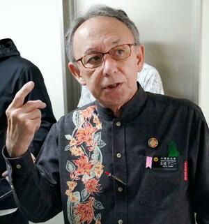 　米軍普天間飛行場の返還を巡り、記者団の取材に応じる沖縄県の玉城デニー知事＝２４日午前、沖縄県庁