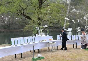 4月27日にオープンする観光地「高浪の池」で行われた安全祈願祭=糸魚川市小滝