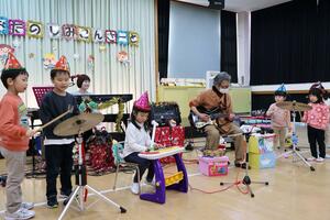 地元アマチュアバンドと一緒に園児も演奏に参加した「お楽しみコンサート」＝上越市大島区大平