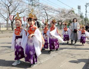 きらびやかな装束を着た子どもたちが歩いた稚児行列=4月7日、上越市の高田城址公園