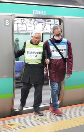 　視覚障害者が安全に電車に乗るための訓練で、白杖を使う参加者＝２日午後、ＪＲ品川駅