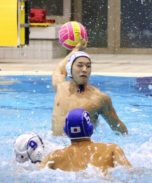 練習する水球男子日本代表の稲場悠介主将＝東京都内