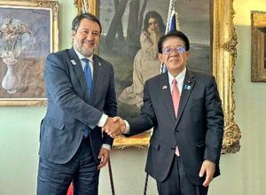 　握手を交わす金子国交相（右）とイタリアのサルビーニ副首相兼インフラ・運輸相＝８日、イタリア・ミラノ（インフラ・運輸省提供、共同）