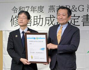 修繕助成決定書授与式に臨む、B&G財団の菅原悟志理事長(右)と、燕市の鈴木力市長=燕市役所