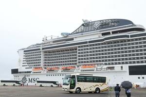 新潟東港に初寄港したクルーズ船「MSCベリッシマ」=2023年6月23日、聖籠町