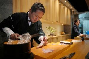 　北京で日本料理店を経営する谷岡一幸さん＝２０日（共同）