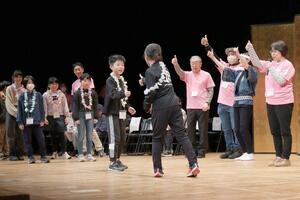 小学生が白熱した戦いを繰り広げた「にしかんじゃんけん大会」の決勝=新潟市西蒲区巻甲