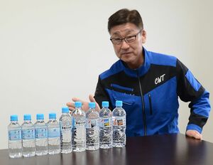 クリアーウォーター津南の製品について説明する取締役業務部長の赤荻達也さん=津南町秋成