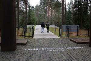 ロシア・スモレンスク郊外のカティンの森にあるポーランド人捕虜集団墓地の入り口(小林文乃さん撮影・提供)