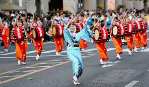 「盛岡さんさ踊り」が始まり、浴衣姿で群舞を披露する踊り手たち=1日夕、盛岡市