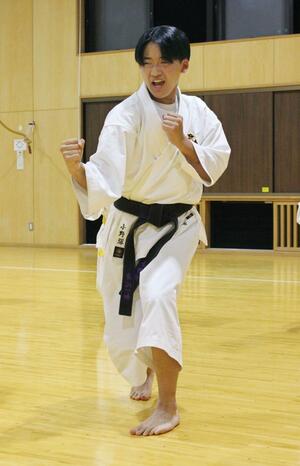 全国中学生少林寺拳法大会の男子単独演武の部で優勝し、意欲的に練習に励む小野塚純さん=新潟市秋葉区横川浜の小須戸武道館