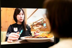 　スノーボード女子の村瀬心椛がユーチューブチャンネルに投稿した「選手村探索」の一場面＝９日