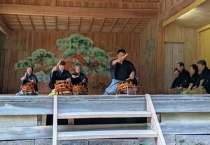故間島具代さんと交流のあった人々が居囃子などを披露した催し=佐渡市新穂武井