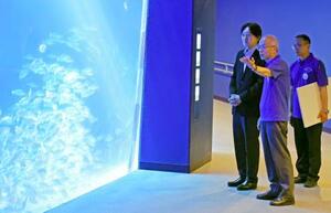「のとじま水族館」を視察される秋篠宮さま=18日午後、石川県七尾市(代表撮影)