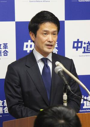 記者会見で知事選への考えを述べる中道改革連合の小川淳也代表＝１５日、国会