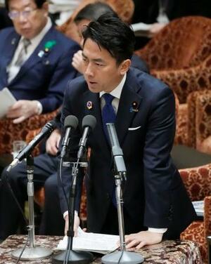 　衆院内閣、法務、外務、安全保障４委員会の連合審査会で、中道改革連合の長妻昭氏の質疑に答弁する小泉防衛相＝２２日午前